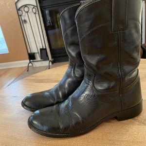Justin Boots. Black leather Ropers. US Women’s size 7.5 M. Good used condition.